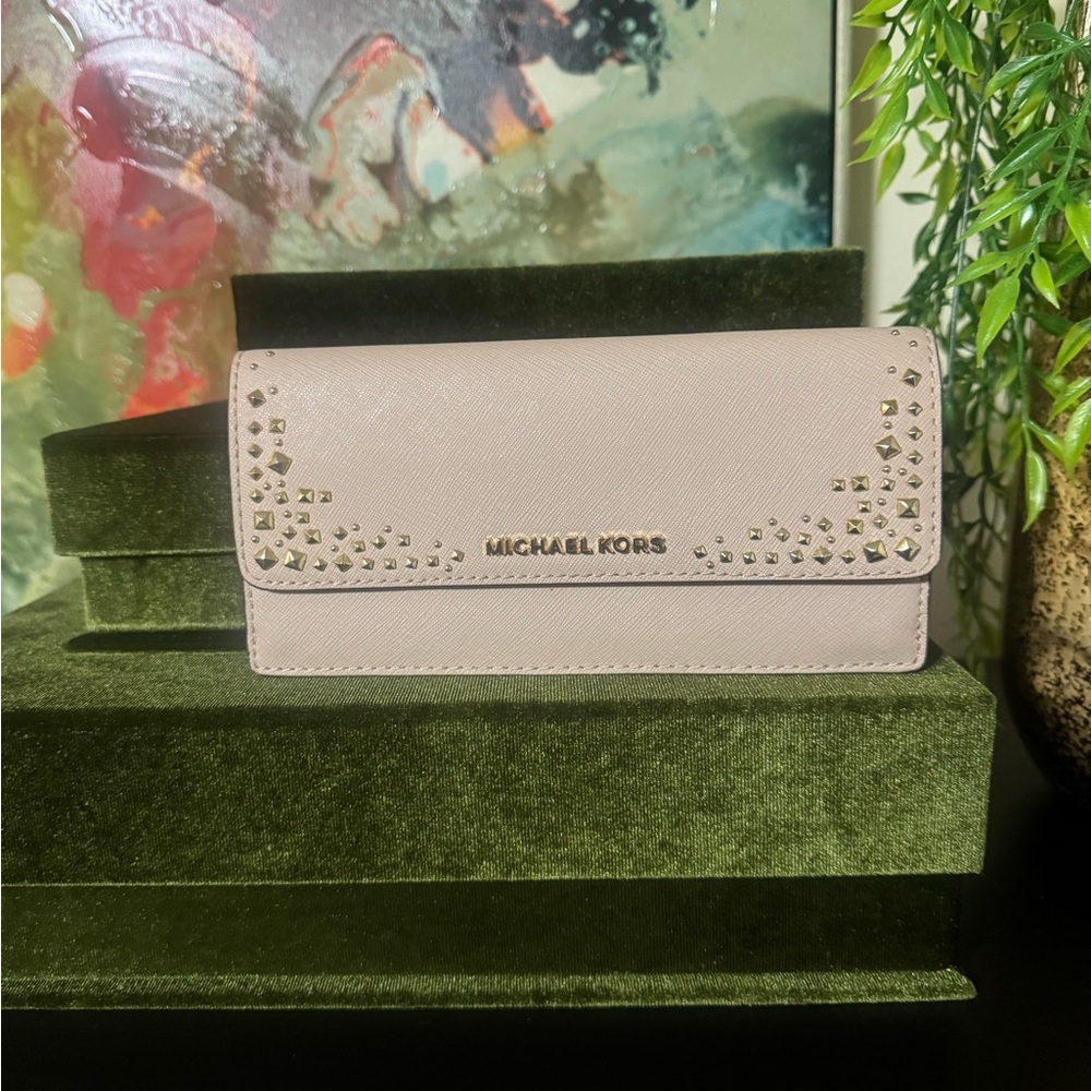 Michael Kors Light Purple Studded Wallet.Excellent Pre-Loved condition.